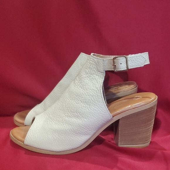 l'artigiano lucchese Italian Cream and Tan Peep-Toe Heels with Chunky Heel - Picture 5 of 10